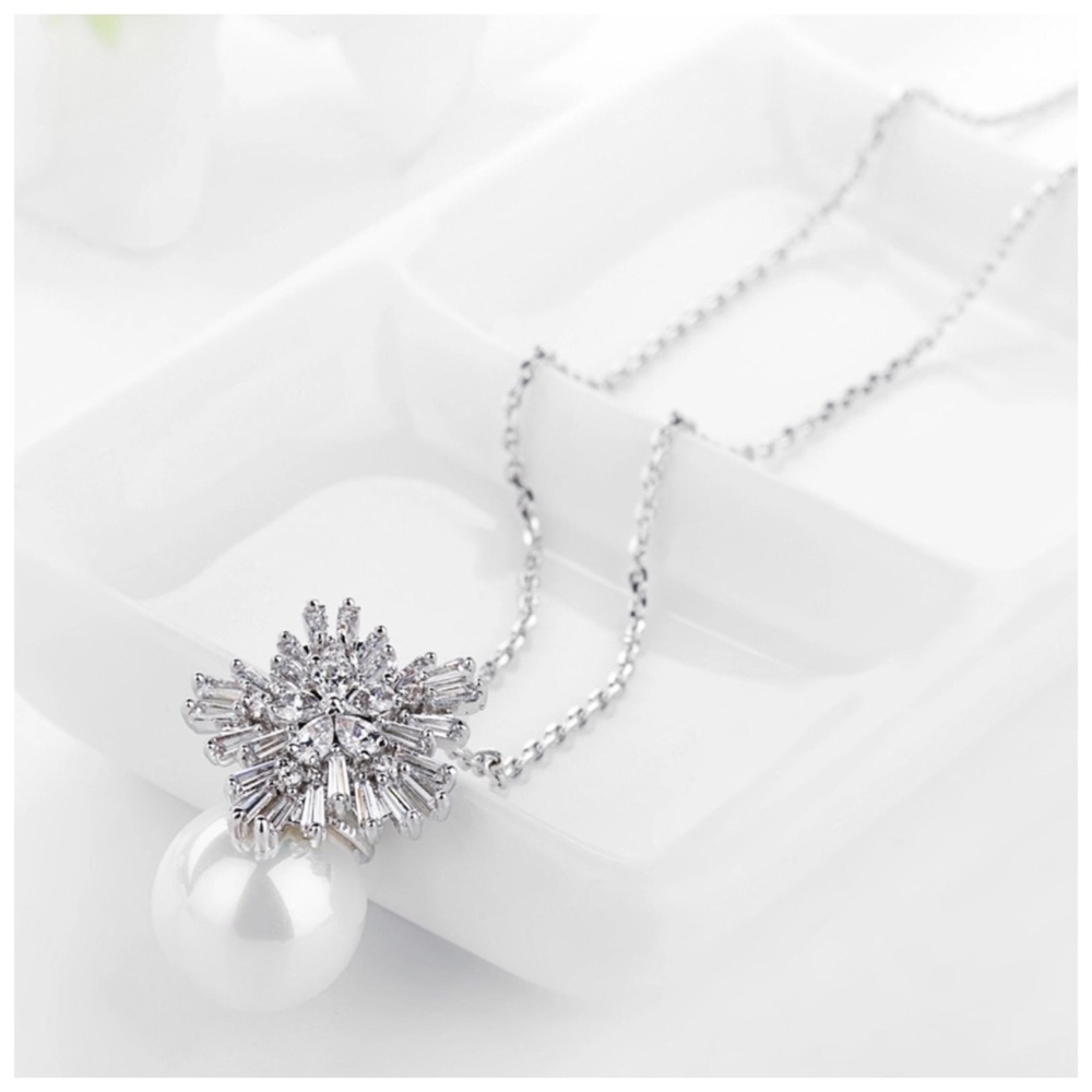 Swarovski Crystals The Gigi Pearl Necklace - Picture 3 of 4